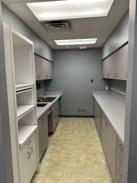 More Photos Of 8080 Moors Bridge Rd, Portage Medical For Lease