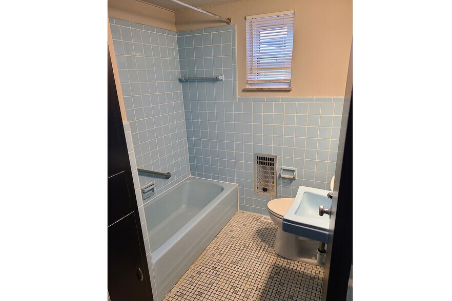 More Photos Of 2701-2709 Washington ave, Evansville Office For Sale