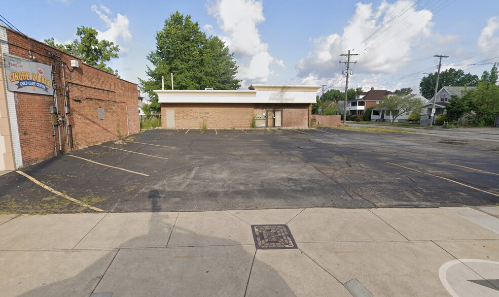 More Photos Of 700 E 200th St, Cleveland General Retail For Sale