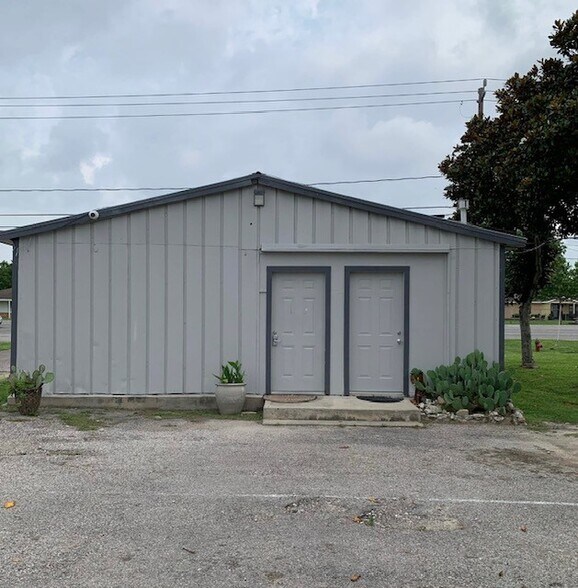 More Photos Of 6127 Highway 6, Hitchcock Specialty For Sale