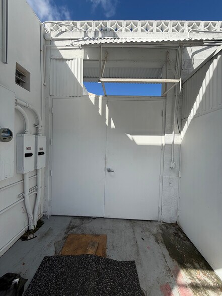 More Photos Of 345 NW 24th St, Miami Storefront Retail Office For Sale