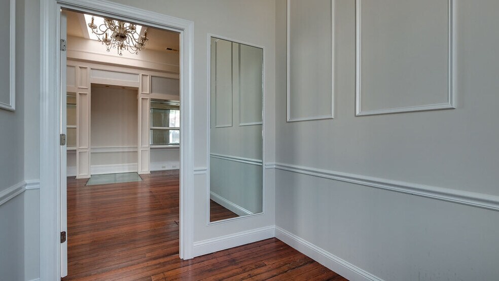 More Photos Of 36 W Broughton St, Savannah Office For Lease