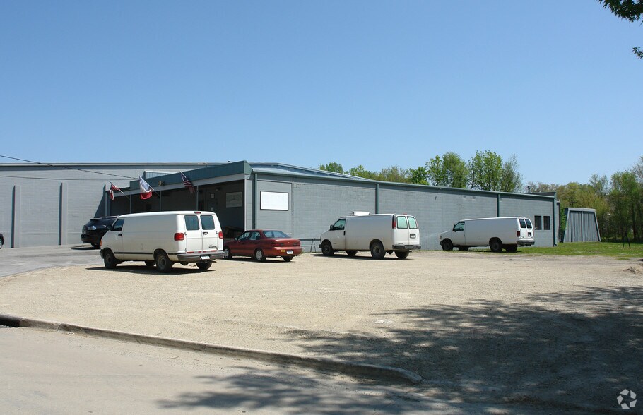 More Photos Of 2308 Sunset Rd, Des Moines Warehouse For Lease