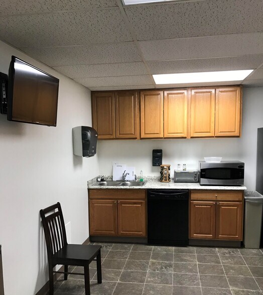 More Photos Of 6801 S Emporia St, Englewood Light Distribution For Lease