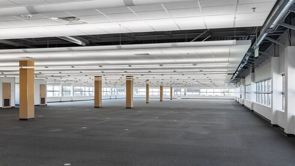 More Photos Of 12150 Meredith Dr, Urbandale Medical For Lease