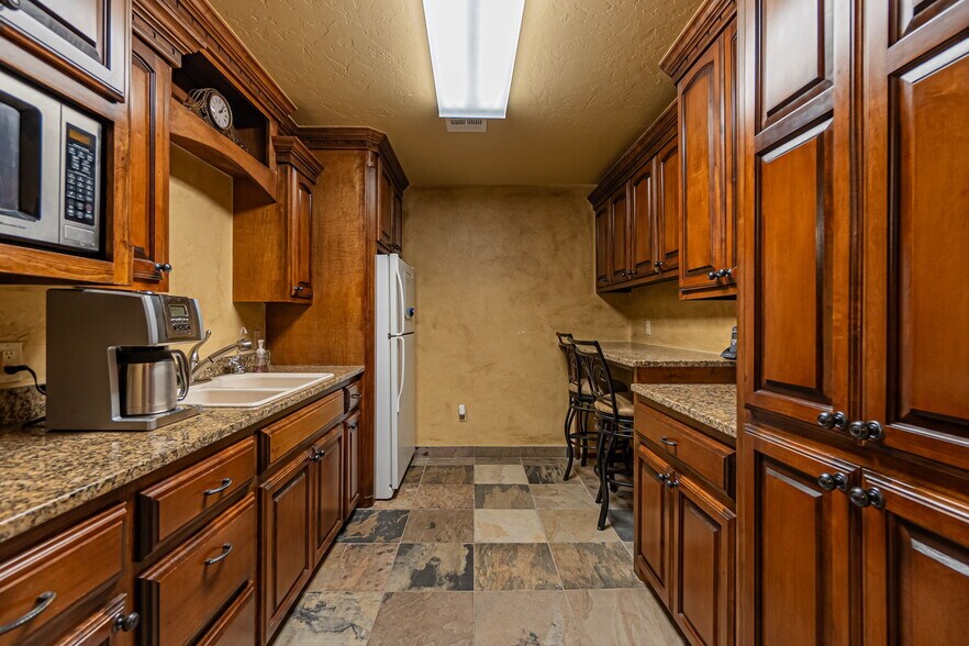 More Photos Of 1530 SW 89th St, Oklahoma City Office For Sale