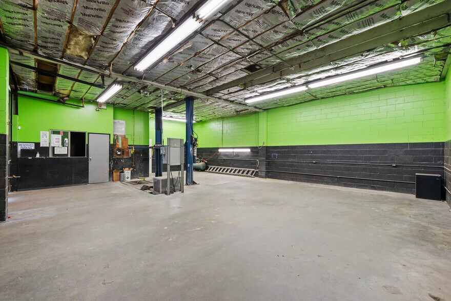 More Photos Of 9021 De Soto Ave, Canoga Park Auto Repair For Lease