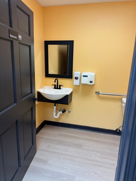 More Photos Of 711 Main St, Grandview Storefront For Lease