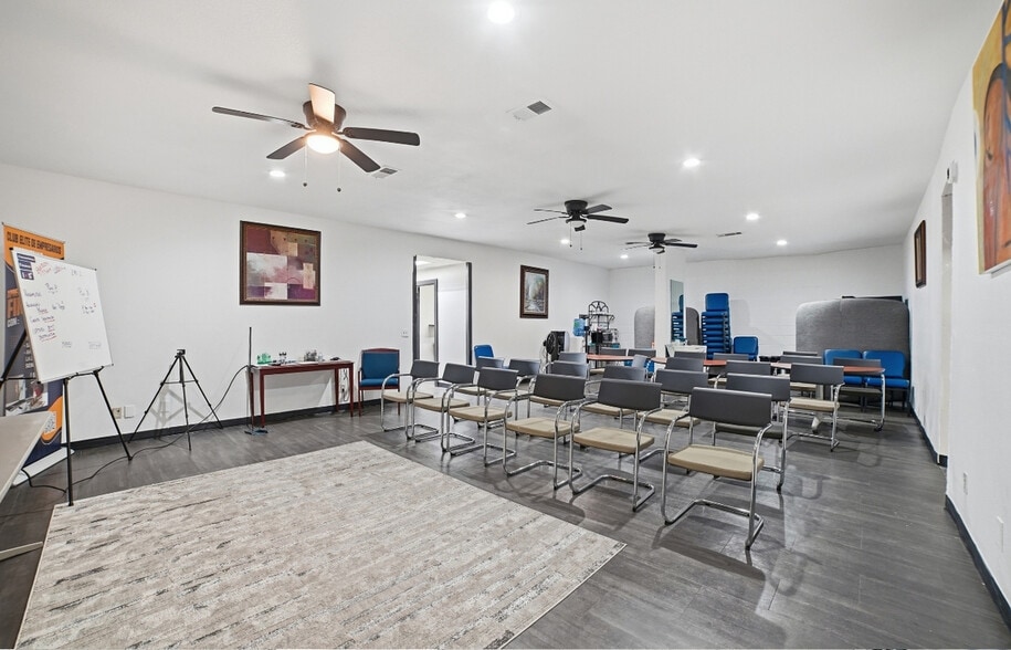 More Photos Of 2908 11th St, Dallas Office For Sale