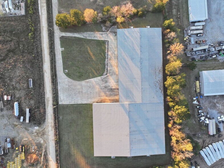 More Photos Of 1014 Industrial Park Dr, Clinton Warehouse For Lease