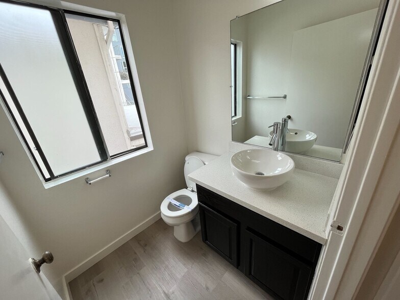 More Photos Of 1532 Granville Ave, Los Angeles Apartments For Sale