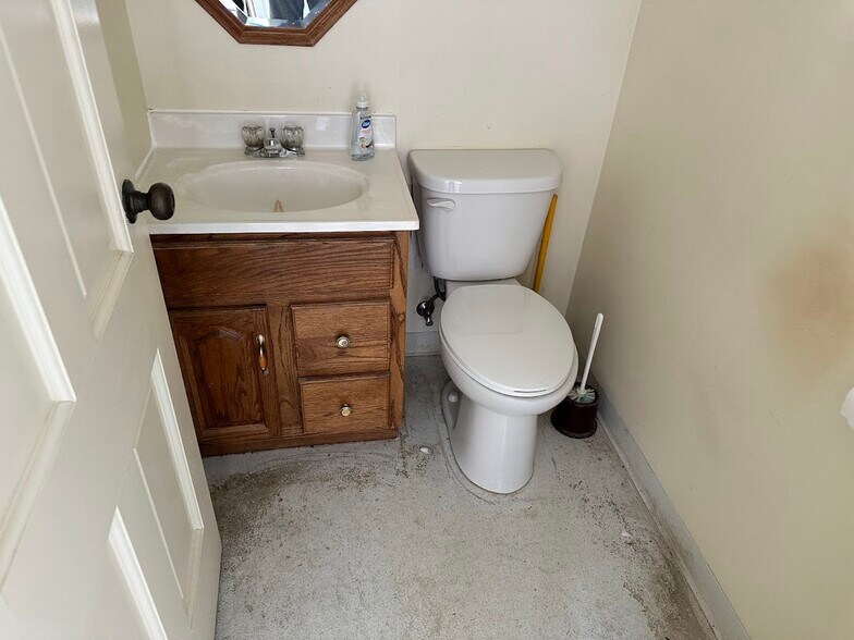 More Photos Of 327 E 3rd St, Uhrichsville Bank For Sale