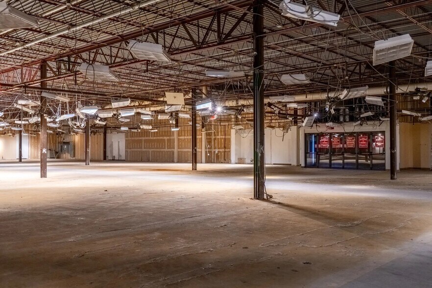 More Photos Of 2000 S Expressway 83, Harlingen Department Store For Lease