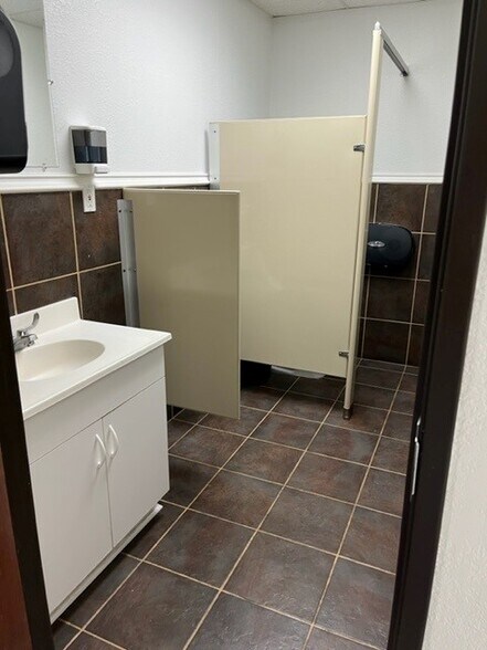 More Photos Of 11227 N Stemmons Fwy, Dallas Office Residential For Sale