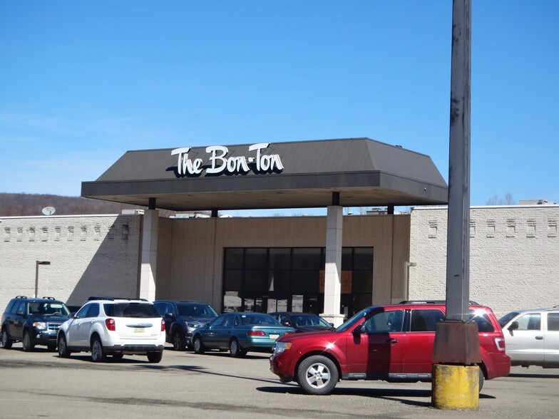 More Photos Of 1666 Market St Ext, Warren General Retail For Lease