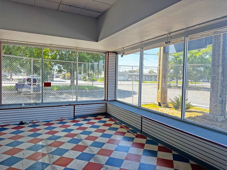 More Photos Of 1025 E Orangethorpe Ave, Anaheim Showroom For Sale