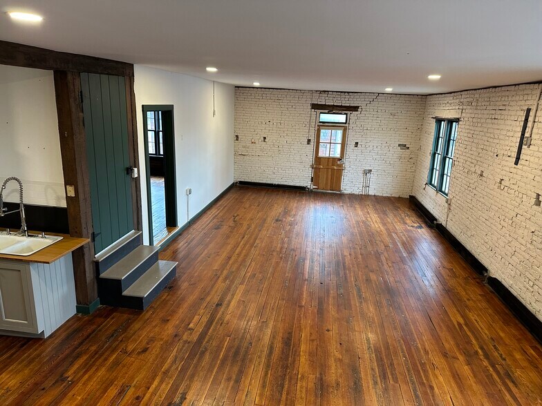 More Photos Of 55 N Cedar St, Lititz Showroom For Lease