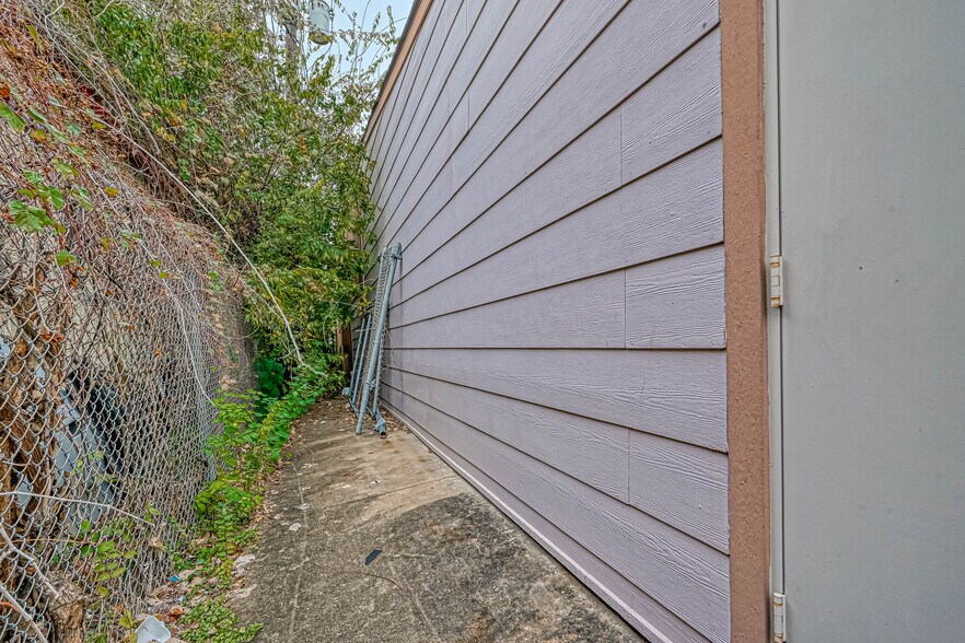 More Photos Of 3402 Amanda Ln, Houston Flex For Sale