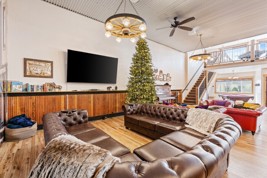 More Photos Of 417 Main St, Ashton Specialty For Sale