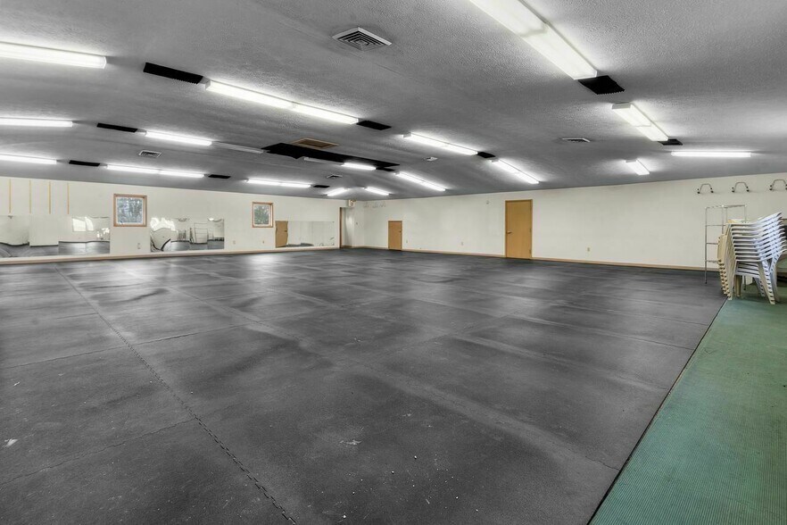 More Photos Of 150 Mensa Dr, Noblesville Office For Sale