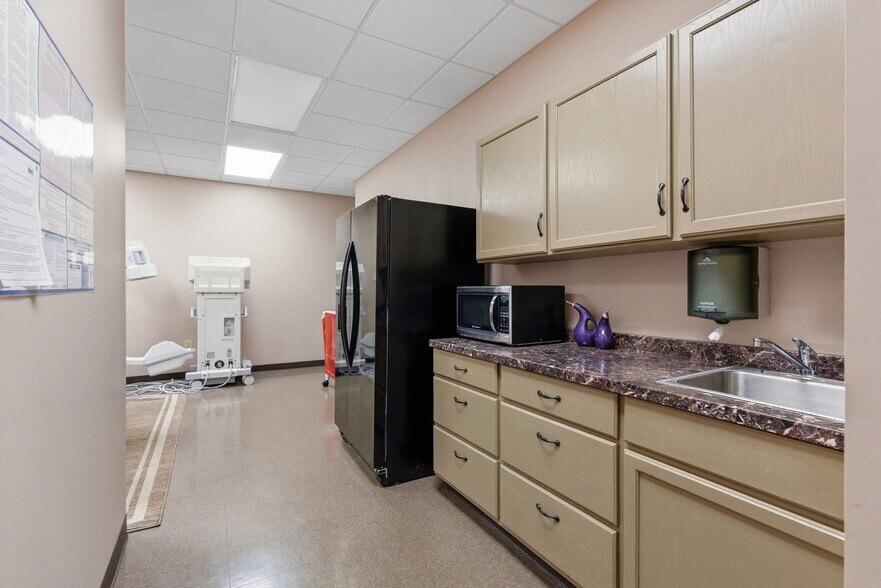 More Photos Of 142 Hampton Ct, Commerce Rehabilitation Center For Sale