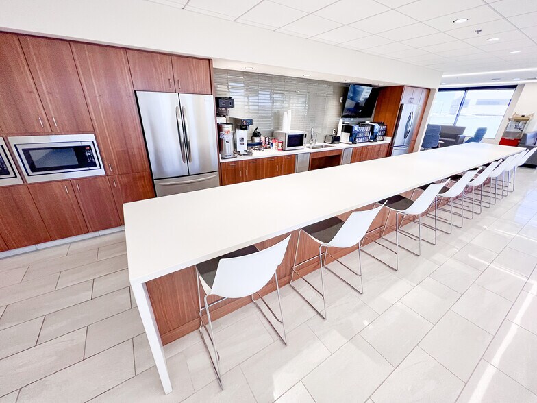 More Photos Of 500 W Illinois Ave, Midland Office For Lease