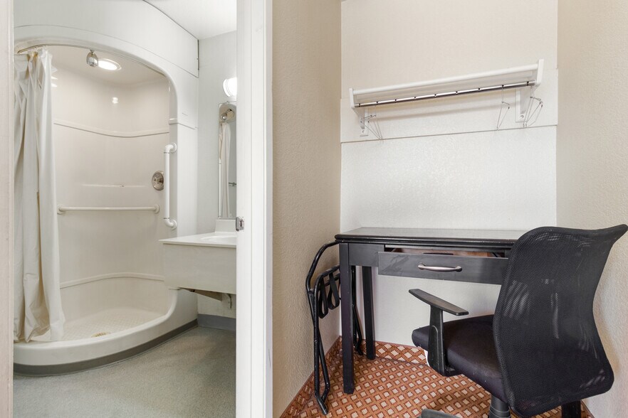 More Photos Of 16901 Stoddard Wells Rd, Victorville Hotel For Sale