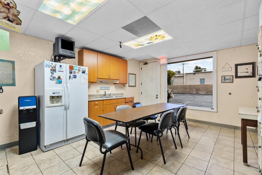 More Photos Of 26055 Bouquet Canyon Rd, Santa Clarita Veterinarian Kennel For Sale