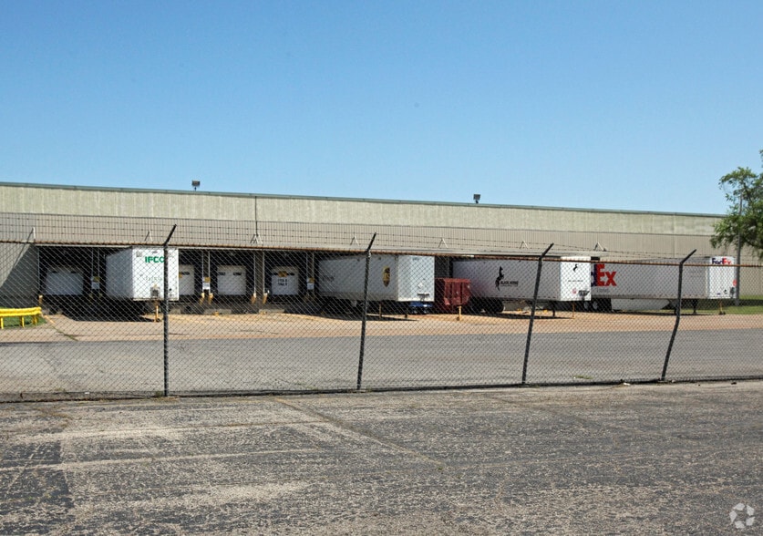 More Photos Of 5000 E Raines Rd, Memphis Distribution For Lease
