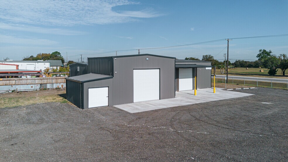 More Photos Of 2603 S Kaufman St, Ennis Industrial For Sale