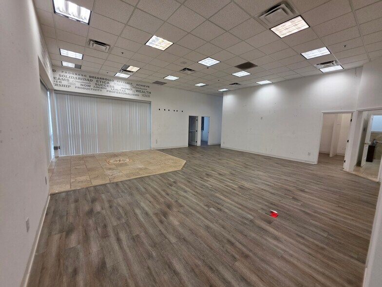 More Photos Of 7901 Kingspointe Pky, Orlando Showroom For Lease