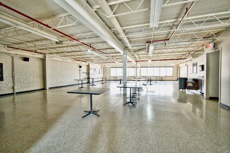 More Photos Of 651 S Martin Luther King Jr Ave, Waukegan Warehouse For Sale