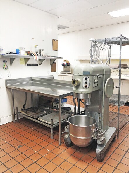 More Photos Of 5512-5530 Van Nuys Blvd, Sherman Oaks Restaurant For Lease