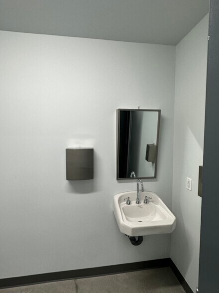 More Photos Of 2310 St Laurent Blvd, Ottawa Showroom For Lease