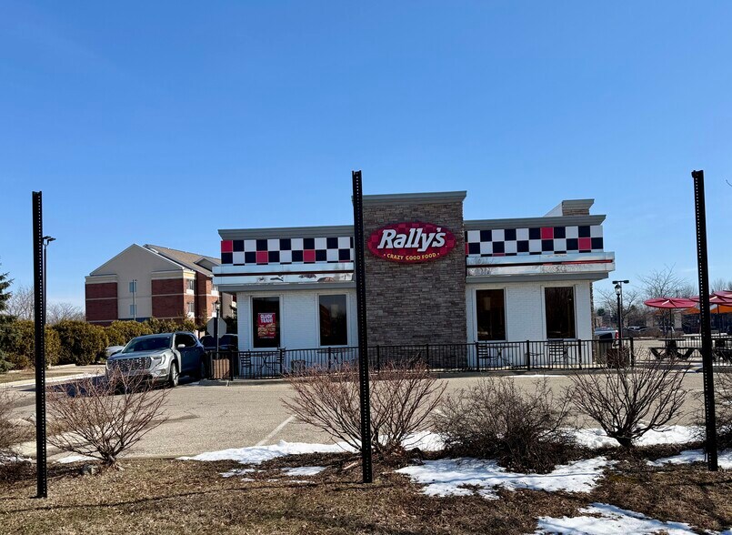 Primary Photo Of 15155 Silver Pky, Fenton Fast Food For Sale