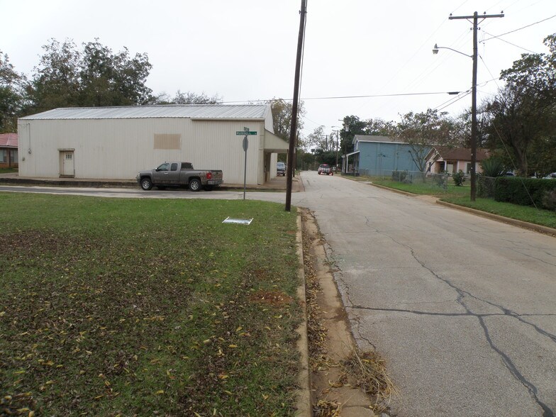 More Photos Of 919 W Debard St, Palestine Land For Lease