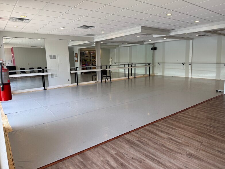 More Photos Of 11921 Kingston Pike, Farragut Storefront For Lease