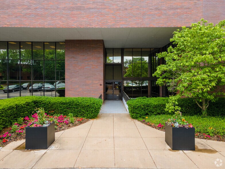 More Photos Of 999 Executive Parkway Dr, Creve Coeur Office For Lease