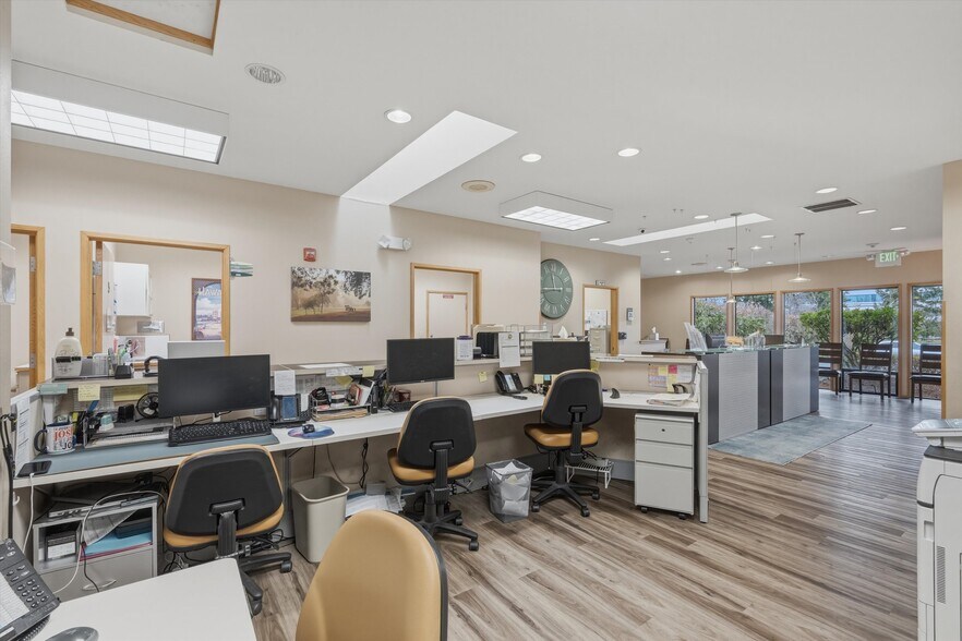 More Photos Of 3010 Squalicum Pky, Bellingham Office For Sale