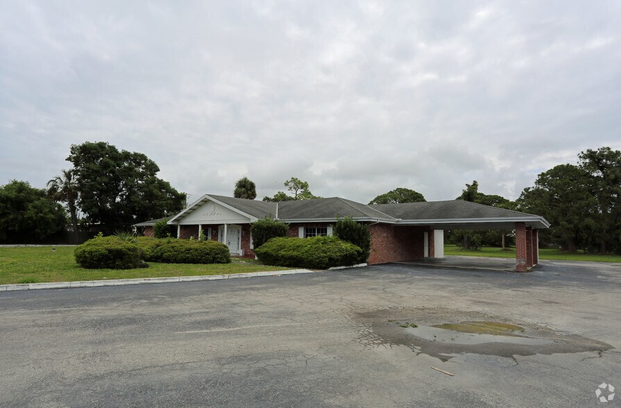 More Photos Of 5827 14th St, Bradenton Funeral Home For Sale