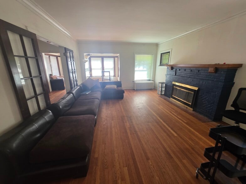 More Photos Of 1232 W Thorndale Ave, Chicago Schools For Sale
