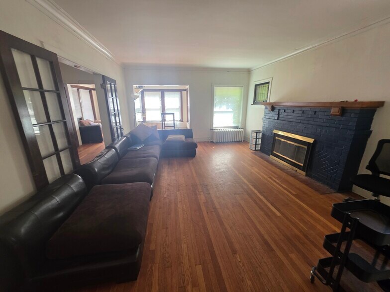 More Photos Of 5944 N Magnolia Ave, Chicago Specialty For Sale