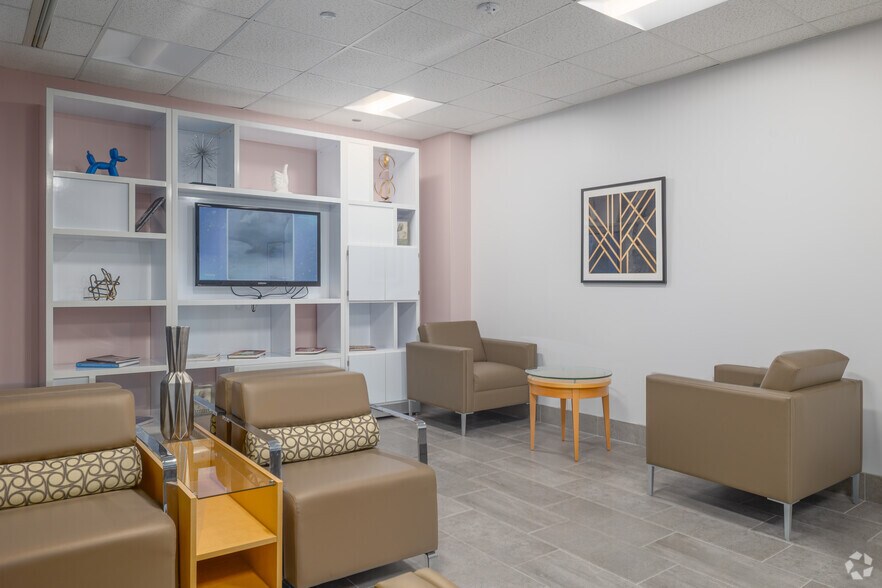 More Photos Of 200 S Wacker Dr, Chicago Coworking Space