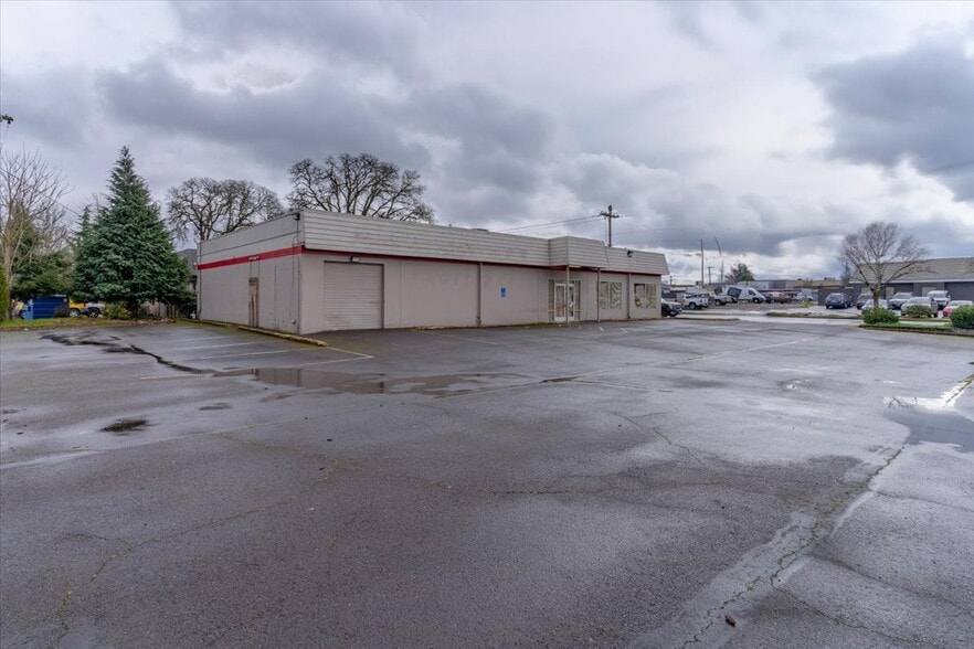More Photos Of 1590 12th St SE, Salem Freestanding For Lease