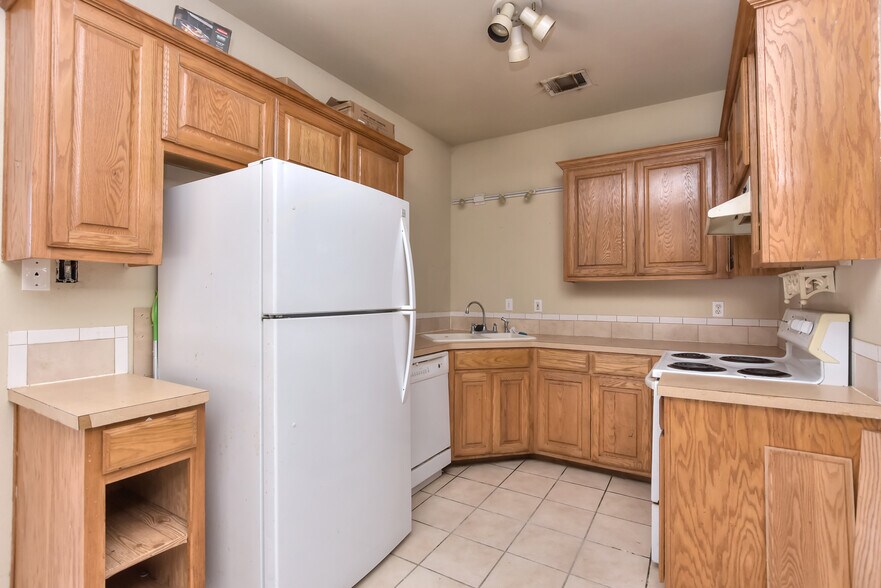 More Photos Of 4159 E University Ave, Georgetown Light Manufacturing For Sale