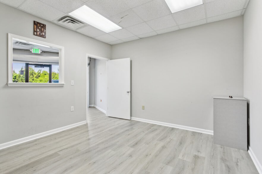 More Photos Of 3321 W Mercury Blvd, Hampton Medical For Lease