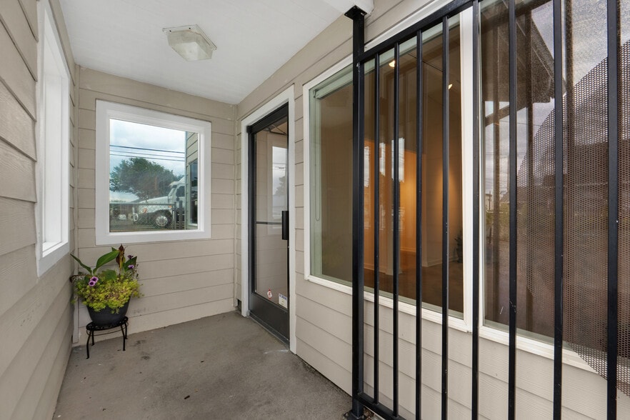 More Photos Of 809 S Holladay Dr, Seaside Showroom For Sale