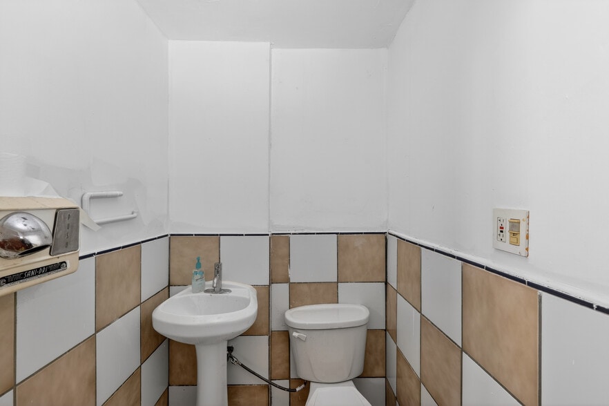 More Photos Of 916 Blagden Aly NW, Washington Flex For Sale