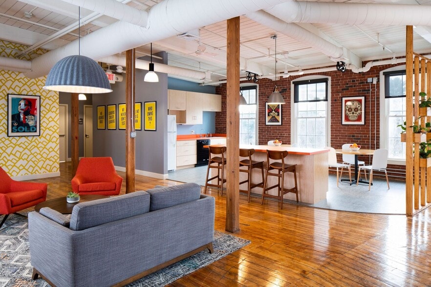 More Photos Of 296 Nonotuck St, Northampton Warehouse For Lease