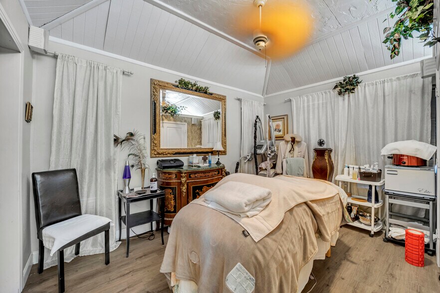 More Photos Of 808 W Abram St, Arlington Freestanding For Sale